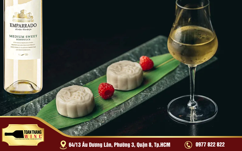 bánh trung thu kết hợp cùng rượu vang
