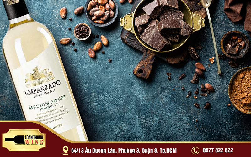 rượu vang trắng kết hợp cùng chocolate